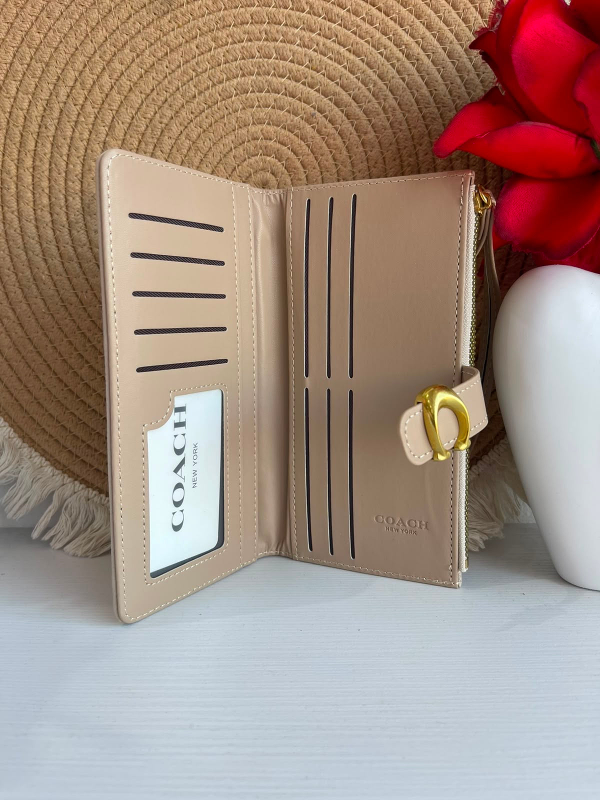 Cartera Dama color beige con herrajes dorados
