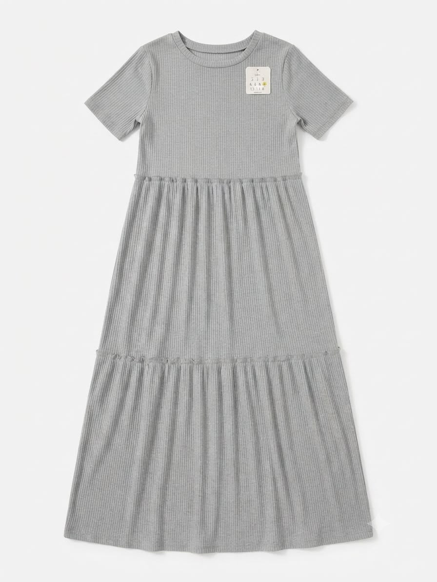 Vestido niña largo color gris de tela acanalada con manga corta y diseño de olanes