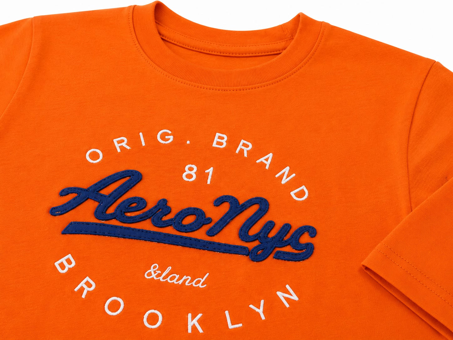 Playera niño cuello redondo color naranja con estampado frontal