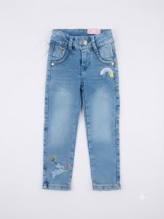 Pantalón niña mezclilla clara con bordados de arcoíris y conejito