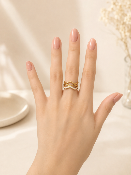 Anillo dama dorado con diseño de ondas ✨🤍