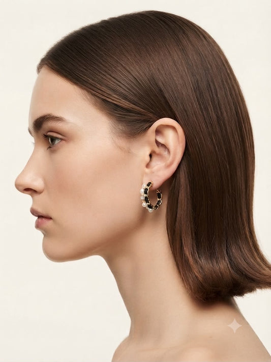 Aretes dorados doble aro con perla y detalles negros