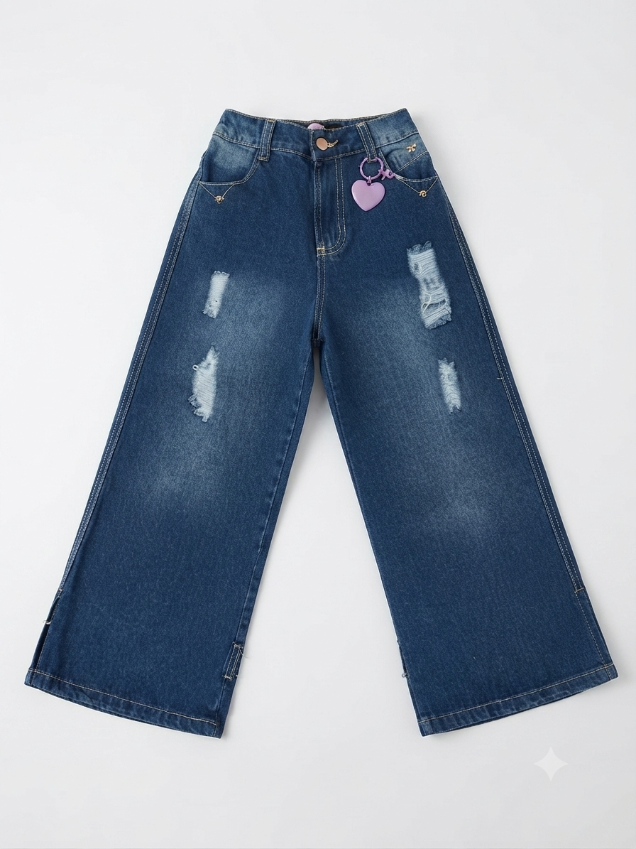 Pantalón niña corte wide leg mezclilla con llavero de corazón
