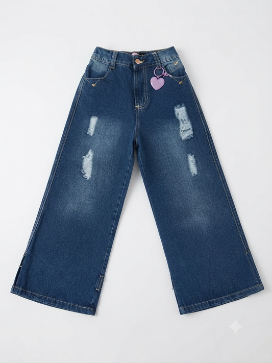 Pantalón niña corte wide leg mezclilla con llavero de corazón