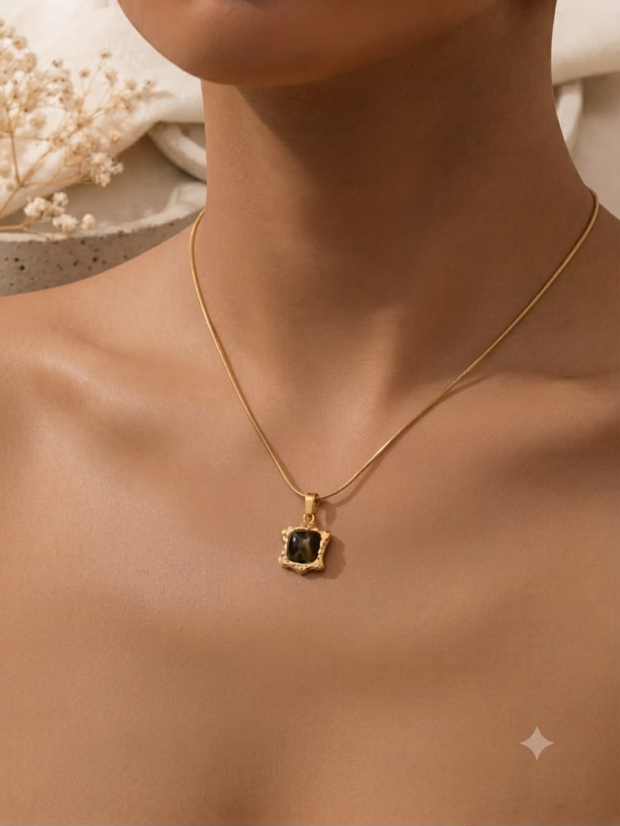 Collar accesorio dama – Dije flor con piedra negra