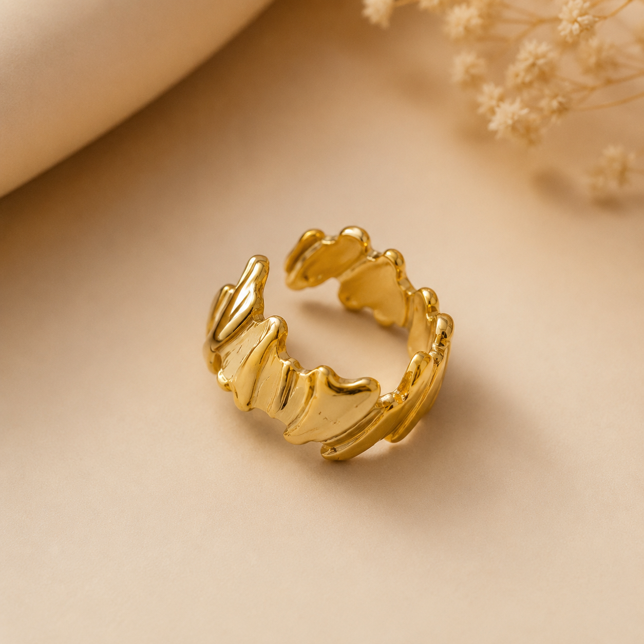 Anillo dama dorado diseño orgánico corazón