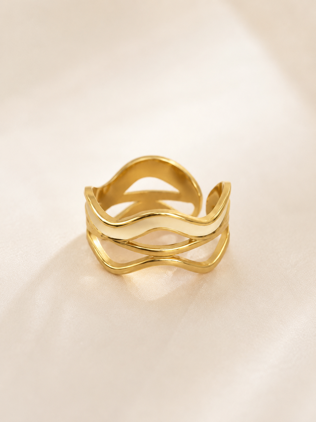 Anillo dama dorado con diseño de ondas ✨🤍