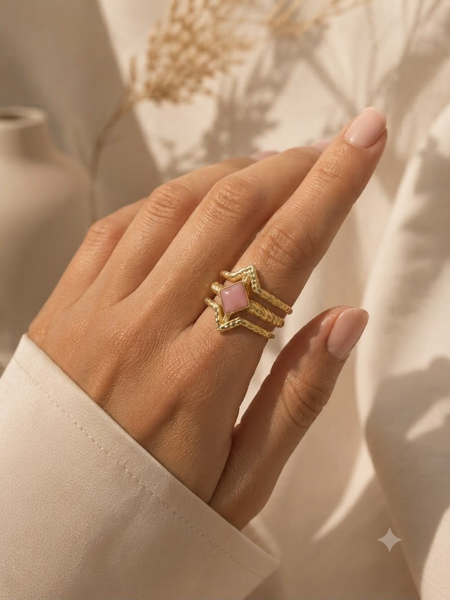 Anillo dama dorado triple aro de piedra rosa