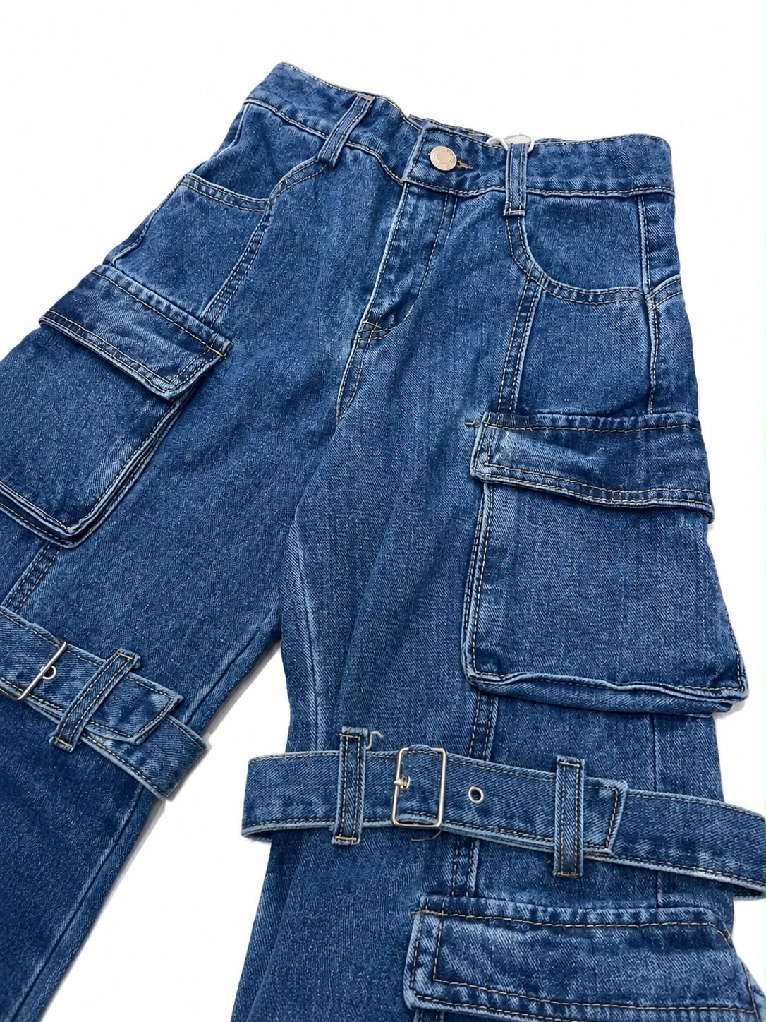 Pantalón niña cargo mezclilla wide leg con hebillas y bolsas