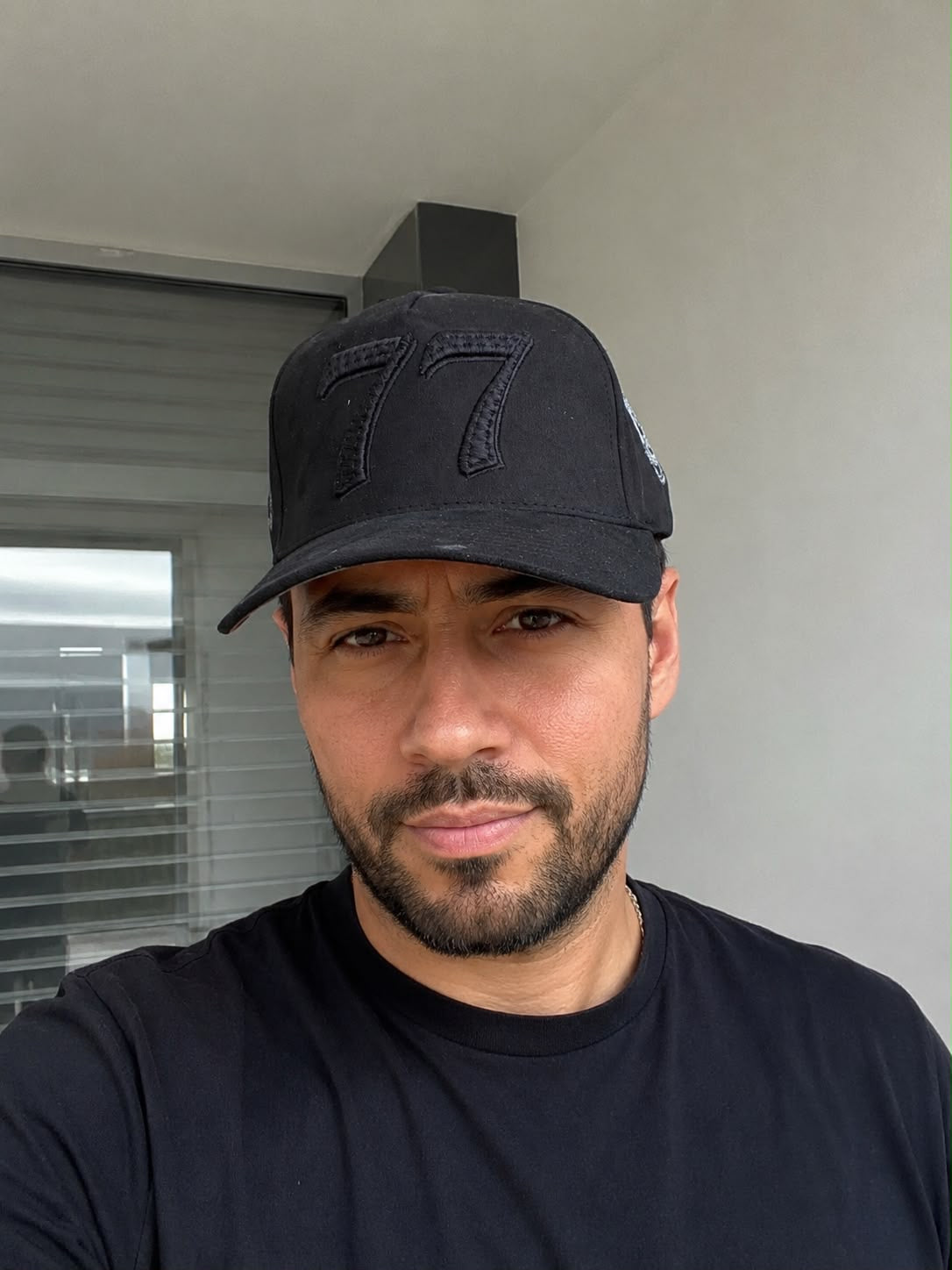 Gorra Premium 77 Negra Bordada para Caballero