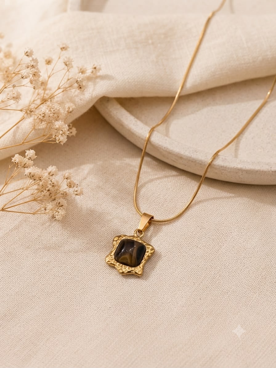 Collar accesorio dama – Dije flor con piedra negra