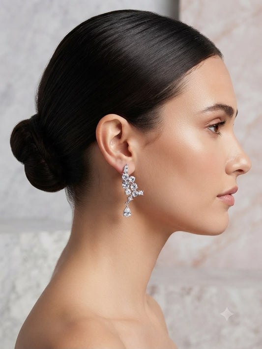Aretes plateados con cristales diseño floral asimétrico