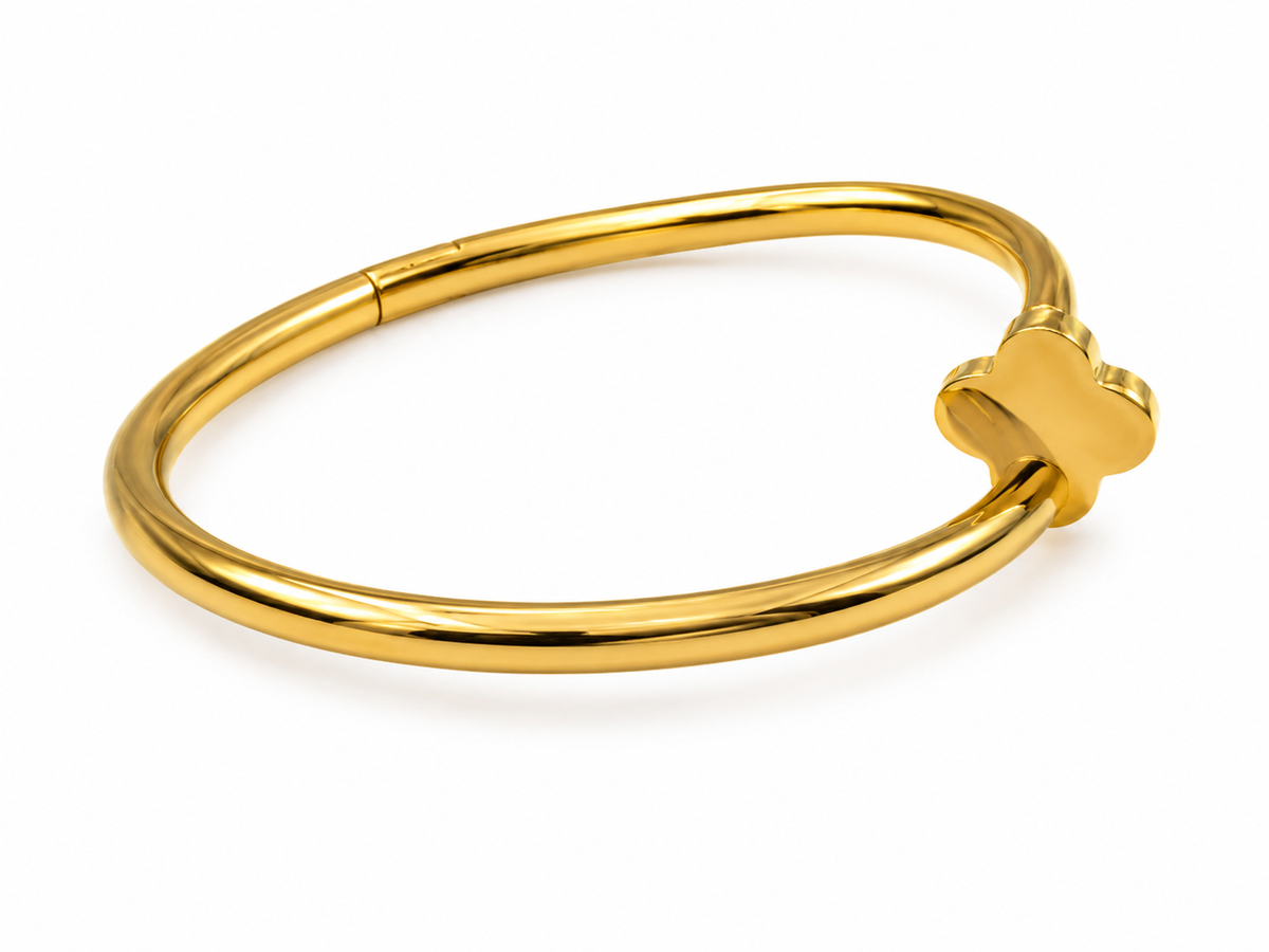 Pulsera dama dorada con detalle de trébol