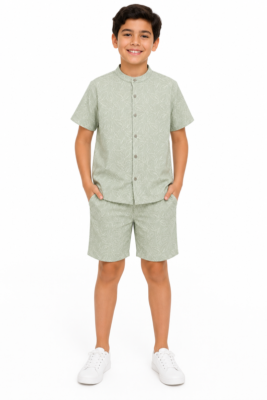Set niño camisa y short verde olivo con estampado de hojas