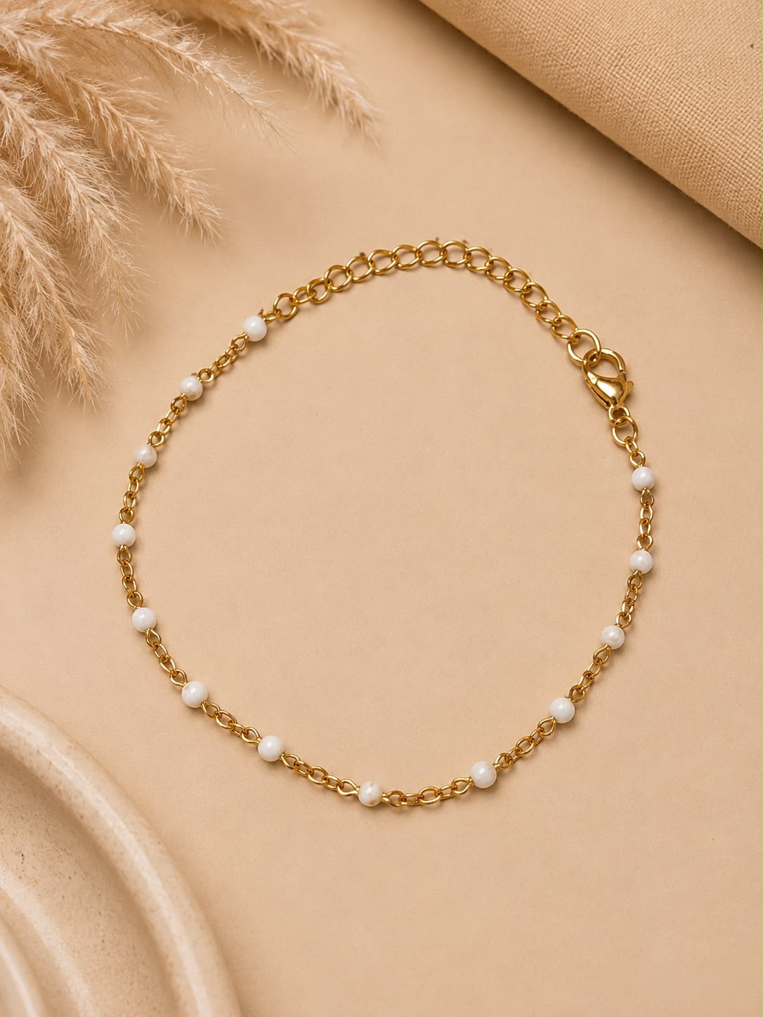 Pulsera Dama dorada con perlas delicada