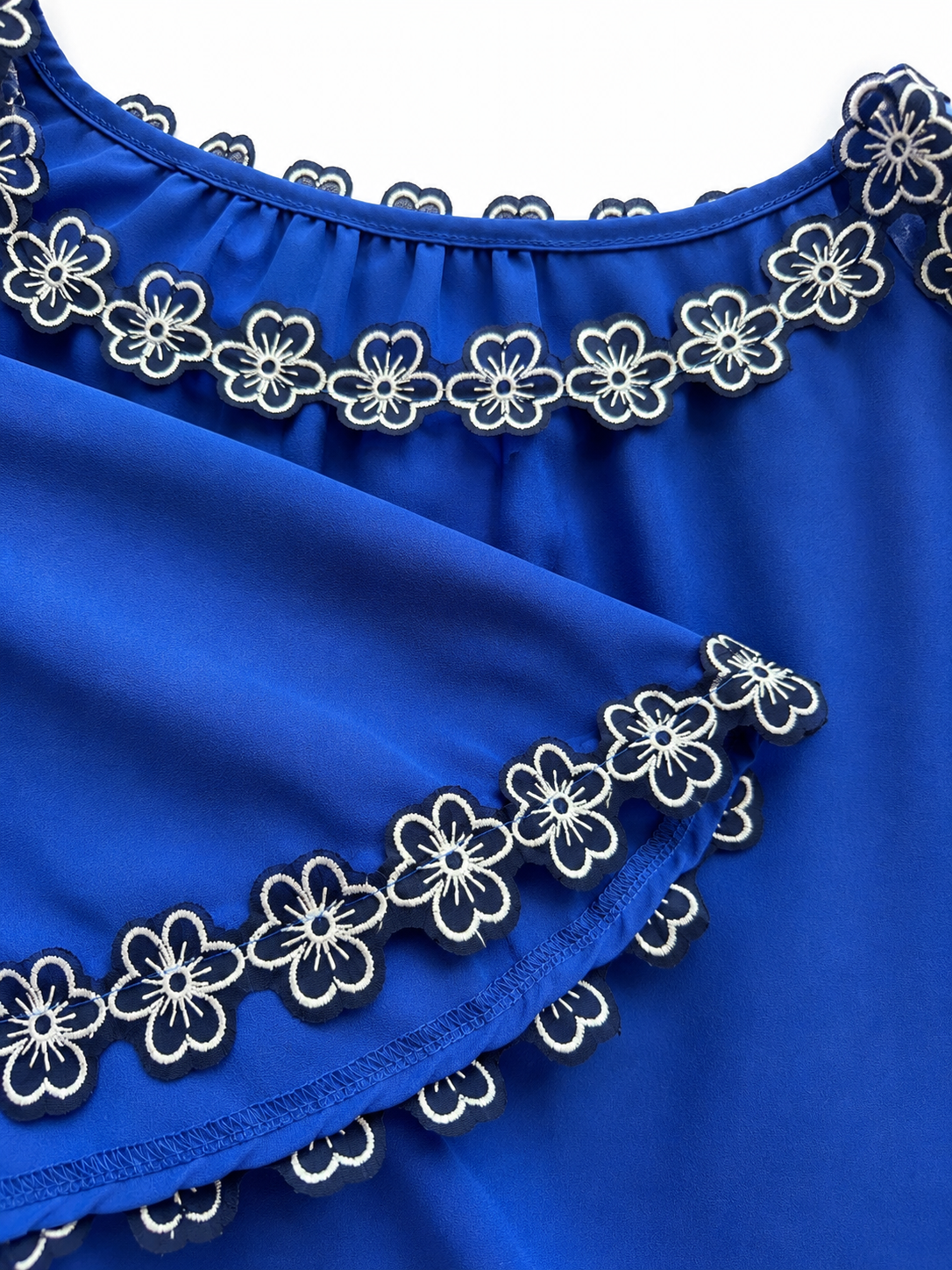 Blusa Dama Azul Rey con Bordado Floral en Cuello y Mangas