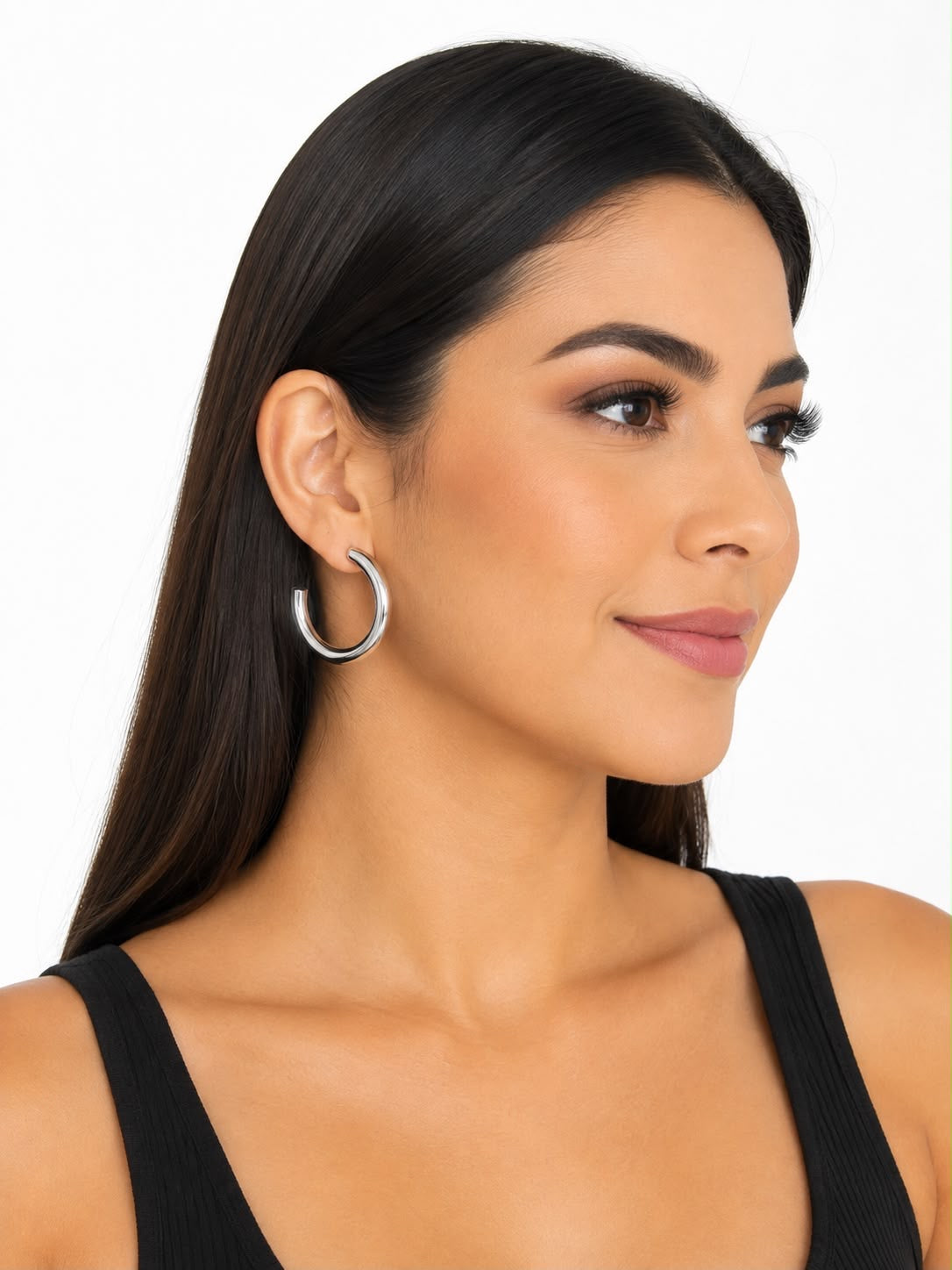 Aretes tipo argolla plateados de acabado liso