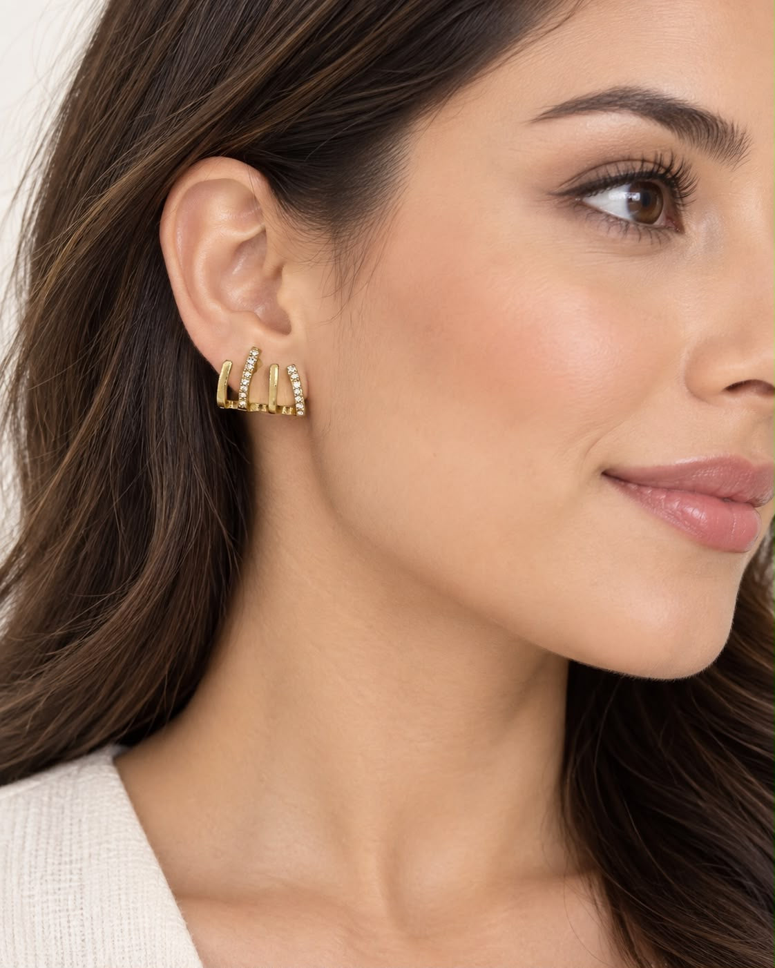 Aretes dorados con pedrería brillante✨