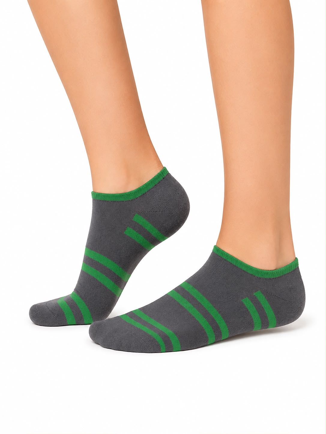 Calcetas cortas gris con líneas verdes