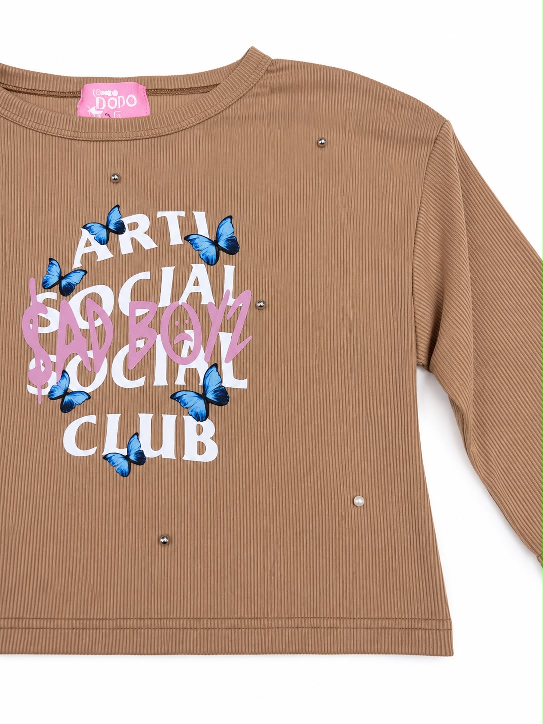 Blusa niña manga larga café acanalada con estampado de mariposas