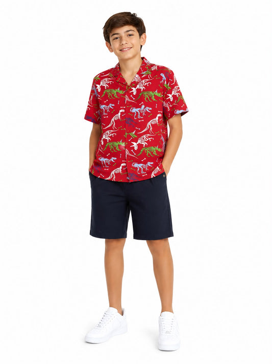 Set niño camisa roja estampada de dinosaurios con short azul marino