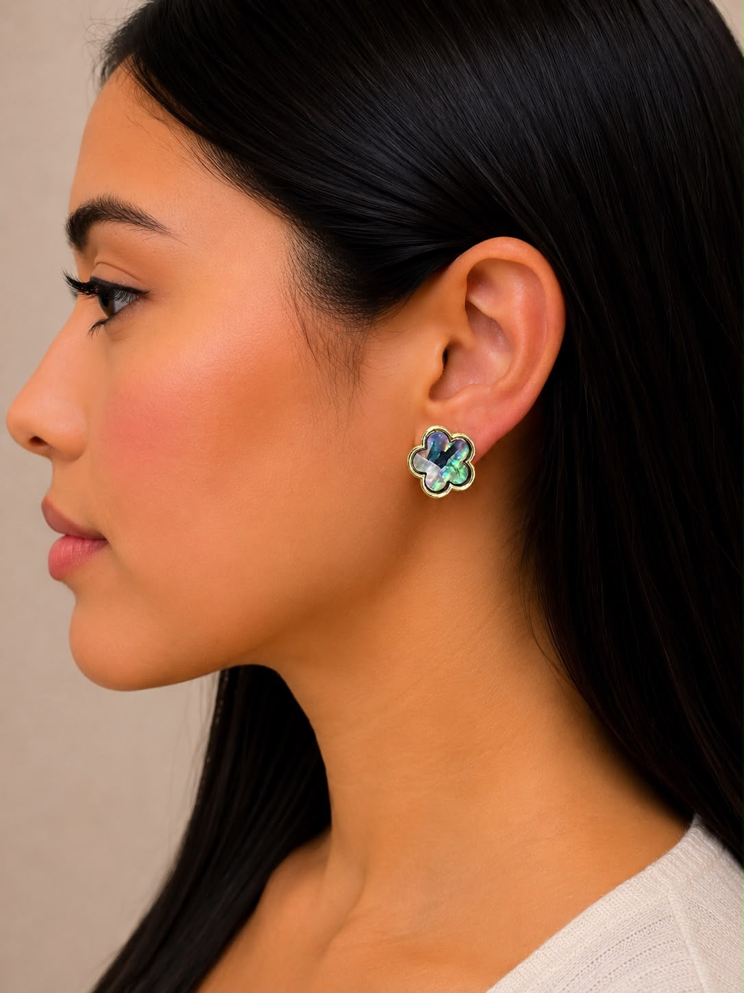 Aretes flor nácar iridiscente con dorado
