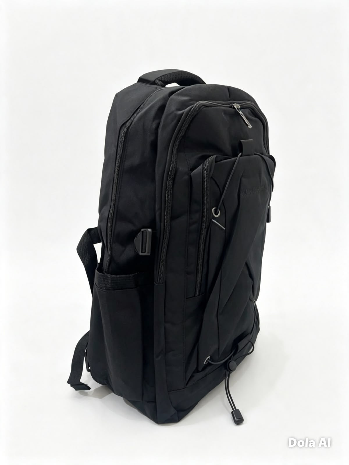Mochila juvenil negra con diseño moderno
