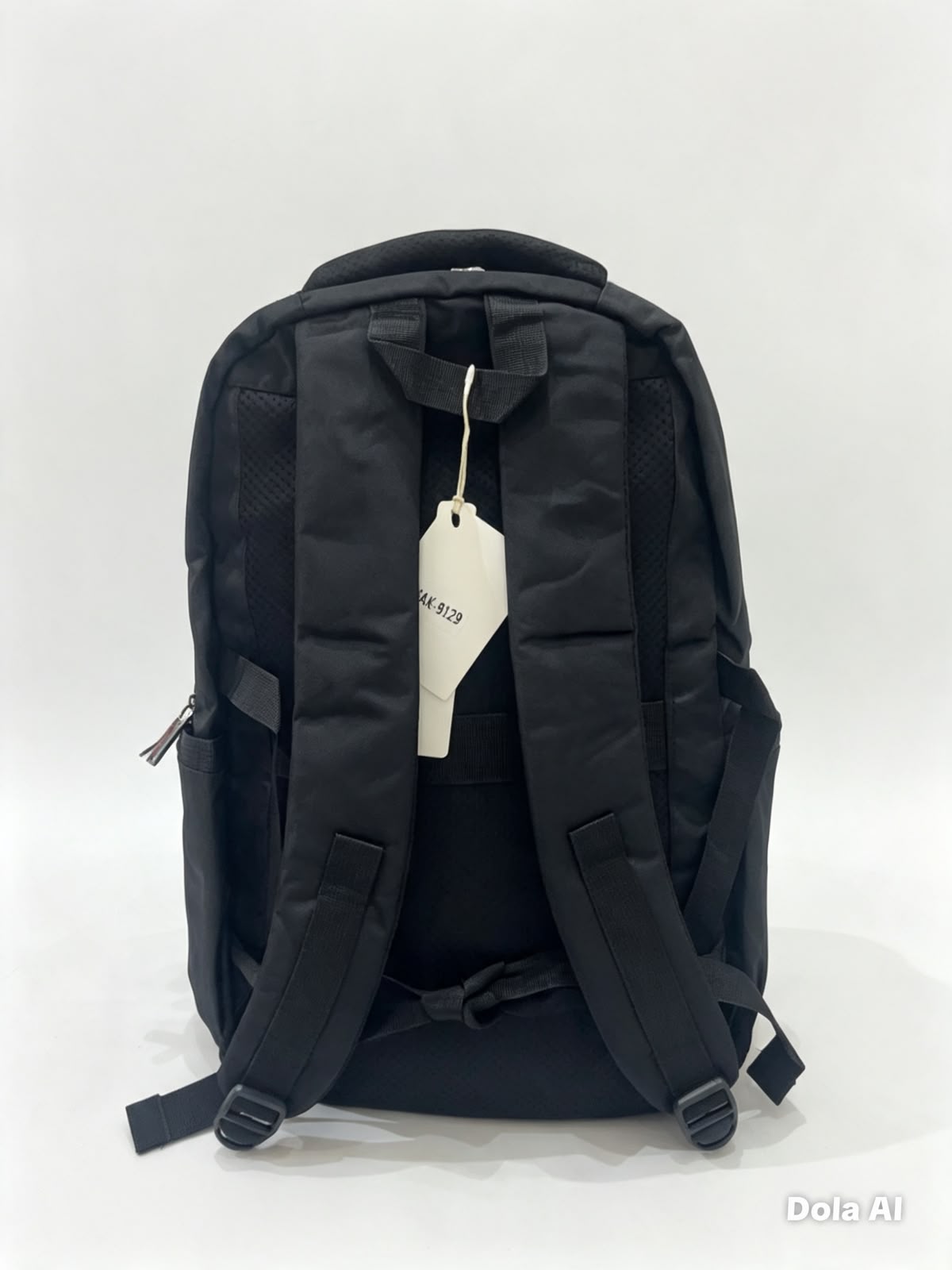 Mochila juvenil negra con diseño moderno