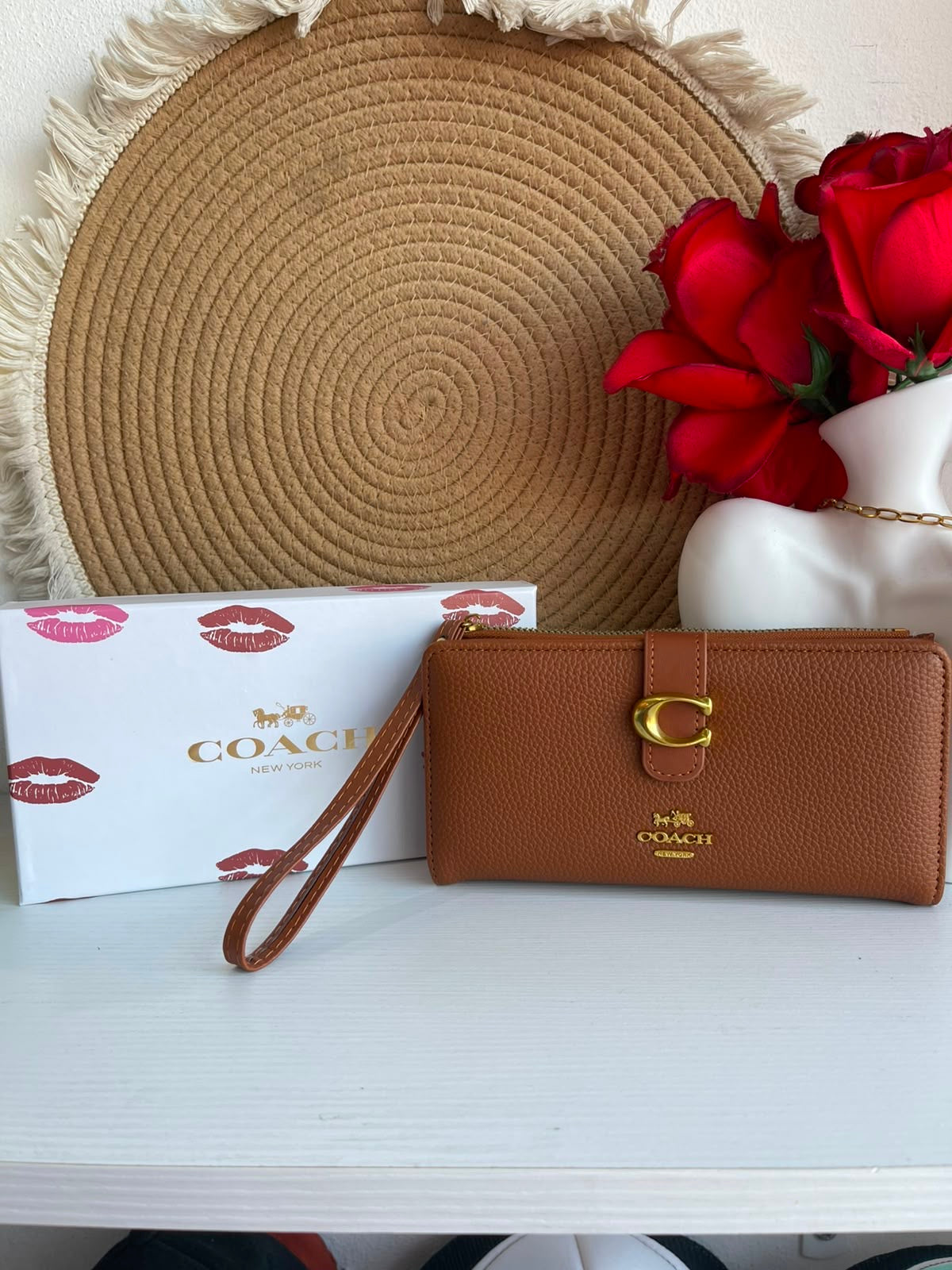 Cartera Dama color café cuero herrajes dorados