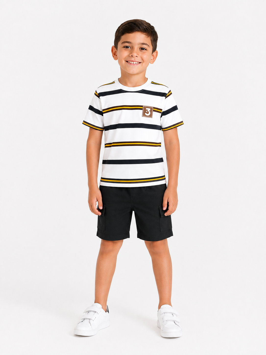 Set niño playera blanca con rayas negras y mostaza con short cargo negro estilo casual moderno