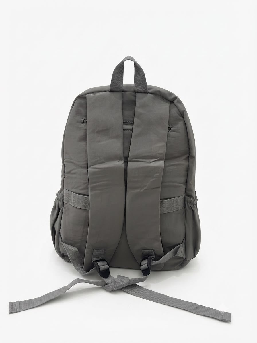 Mochila juvenil gris con pompón