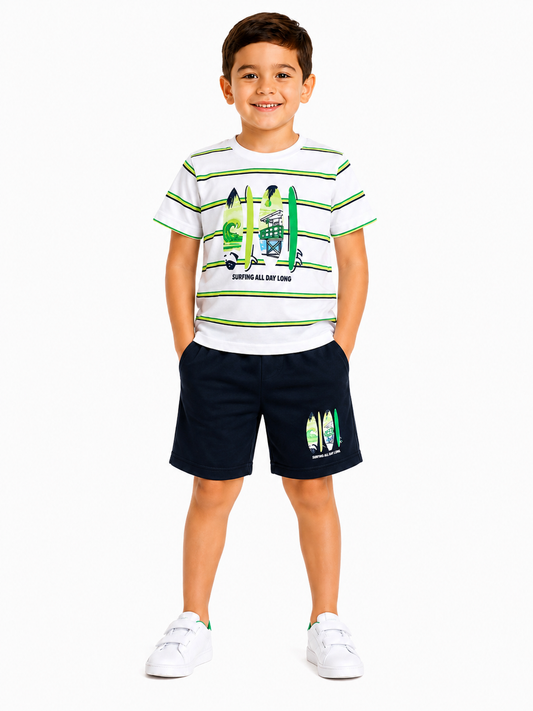 Set niño playera blanca con rayas verde neón y short azul marino estilo surf casual de verano