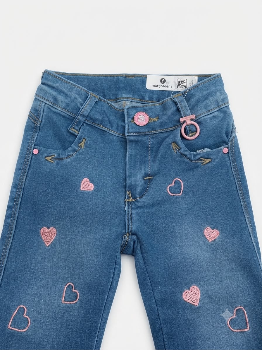 Pantalón niña acampanado mezclilla corazones bordados