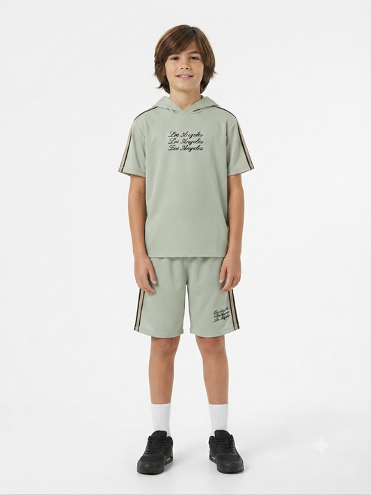 Set niño con playera de capucha y short deportivo