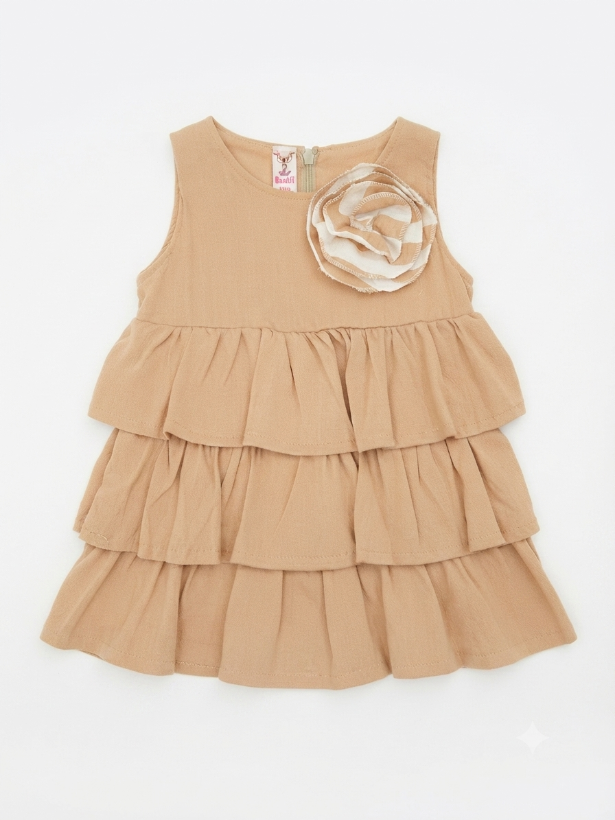 Vestido niña beige con olanes en capas y flor decorativa