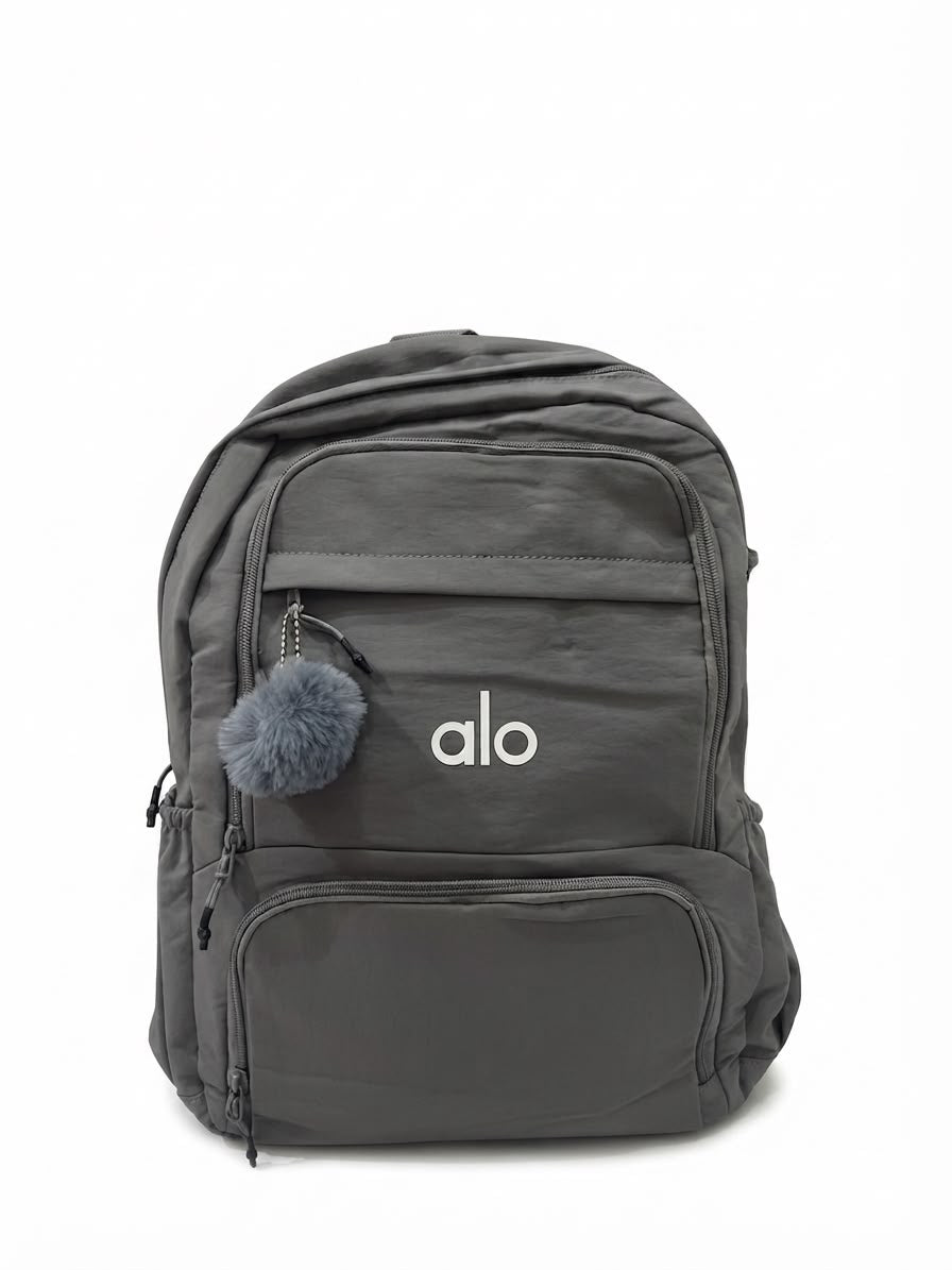 Mochila juvenil gris con pompón