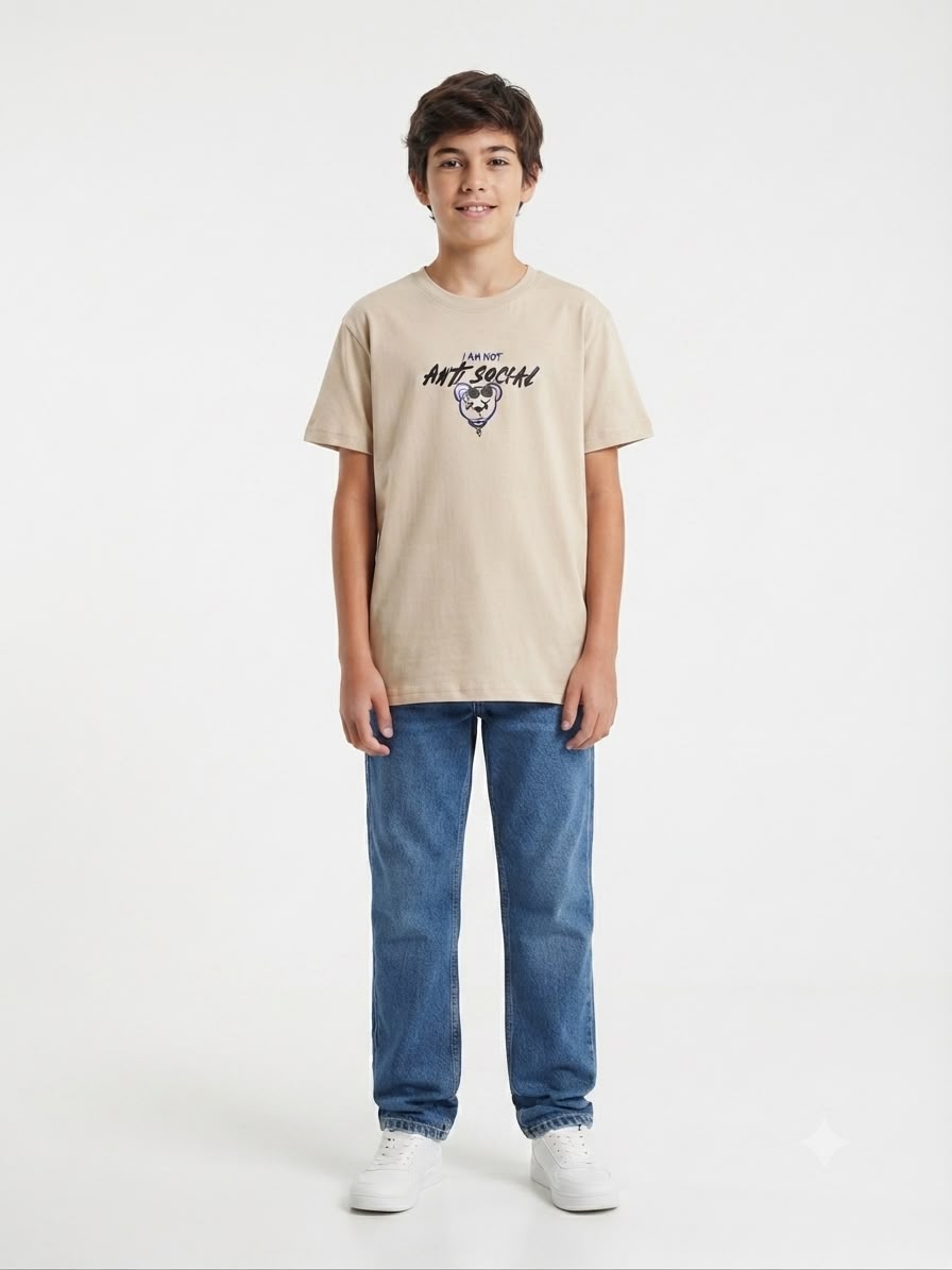Playera niño cuello redondo manga corta color beige con estampado frontal moderno