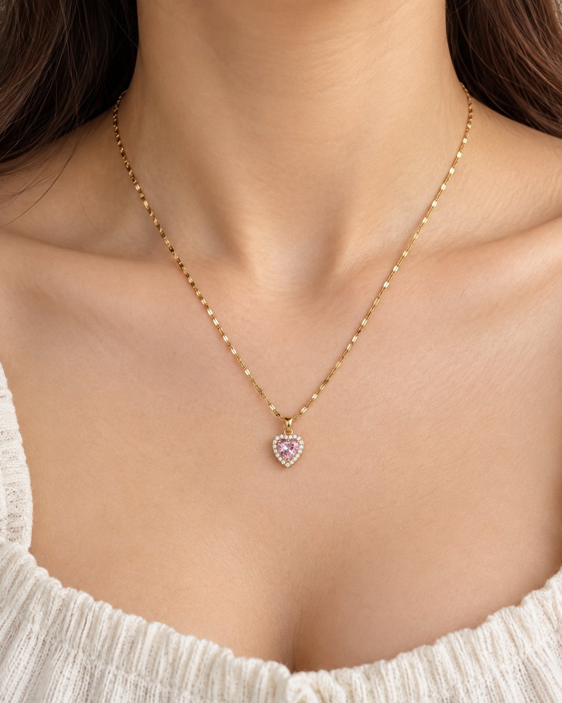 Collar dama dorado con dije de corazón rosa y detalles brillantes