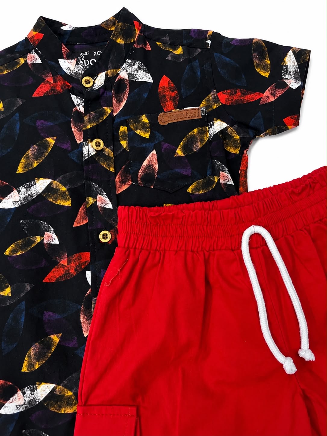 Set niño camisa estampada con short rojo