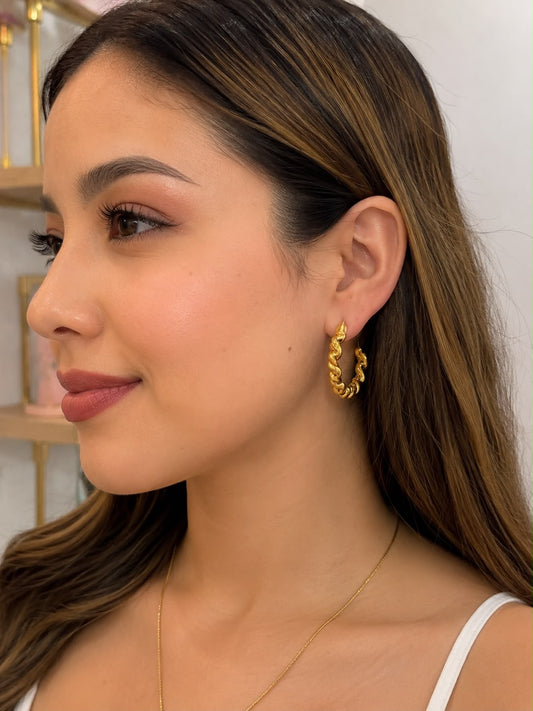 Aretes tipo argolla trenzada color dorado