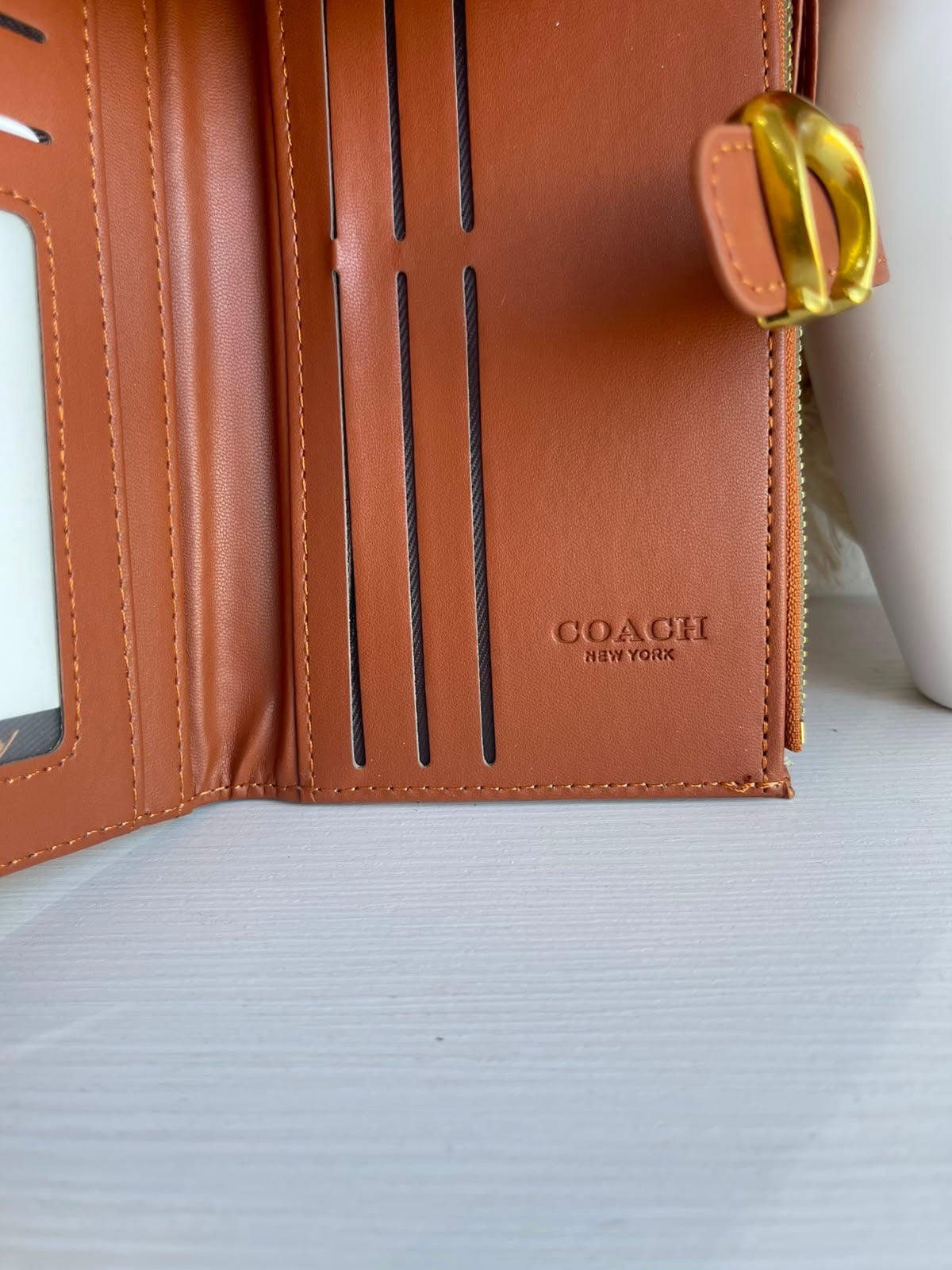 Cartera Dama color café cuero herrajes dorados