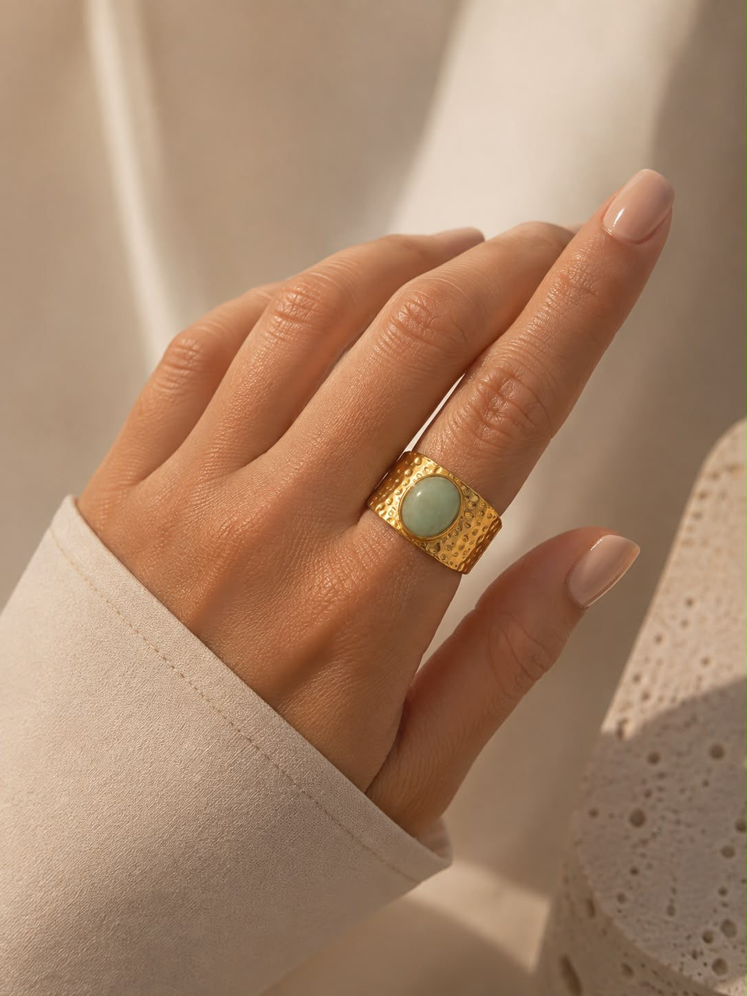 Anillo Dama dorado con piedra verde menta