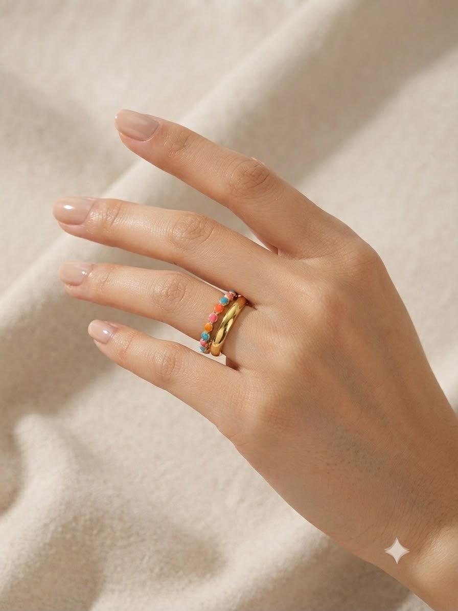Anillo dama dorado doble aro con detalles multicolor