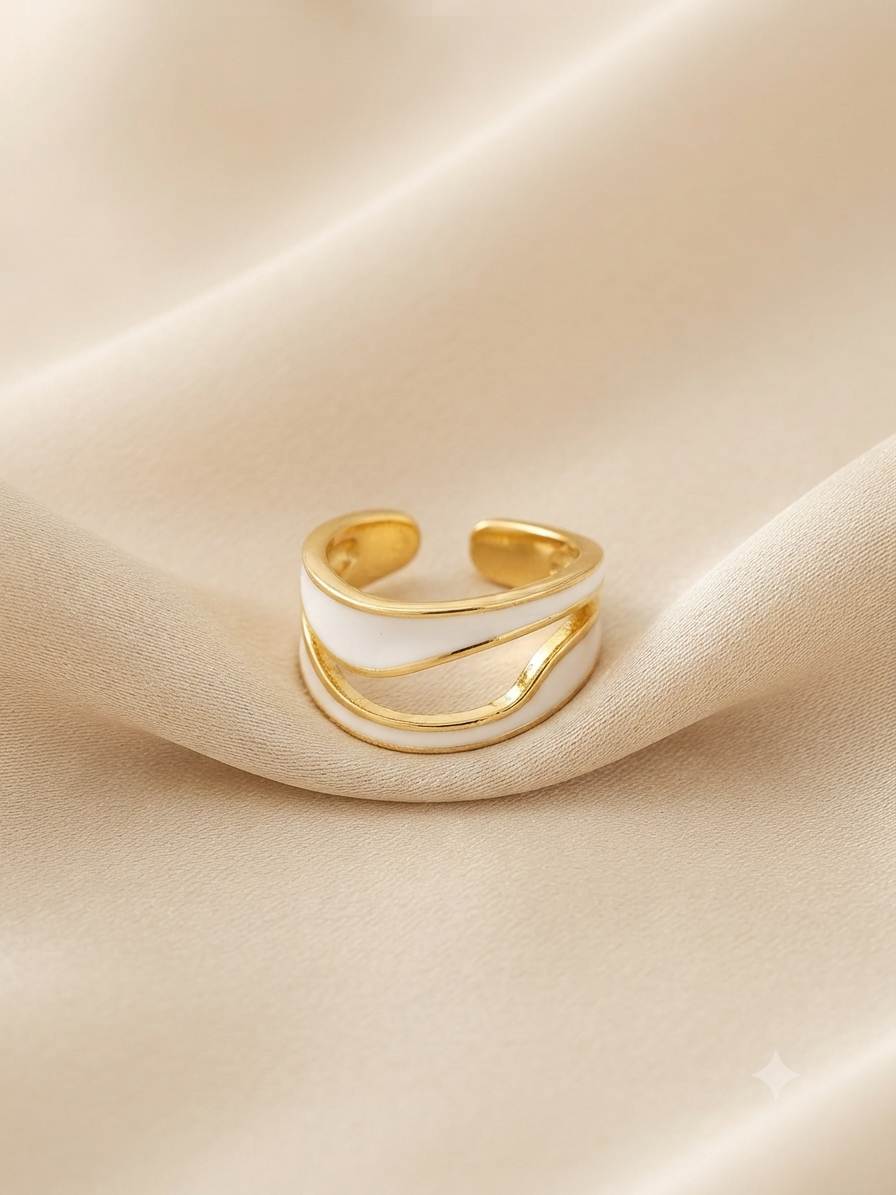 ✨ Anillo dama dorado con detalle blanco