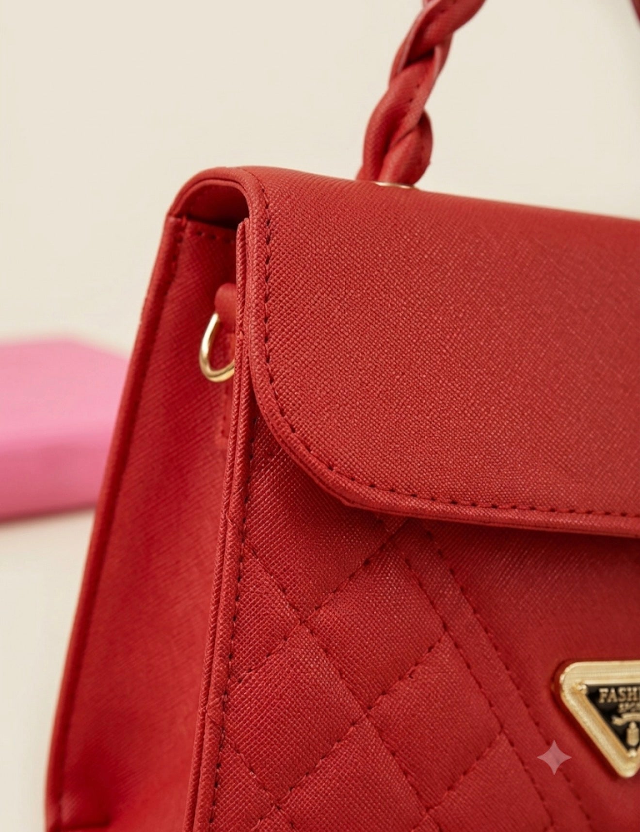 Bolsa dama roja elegante con asa trenzada