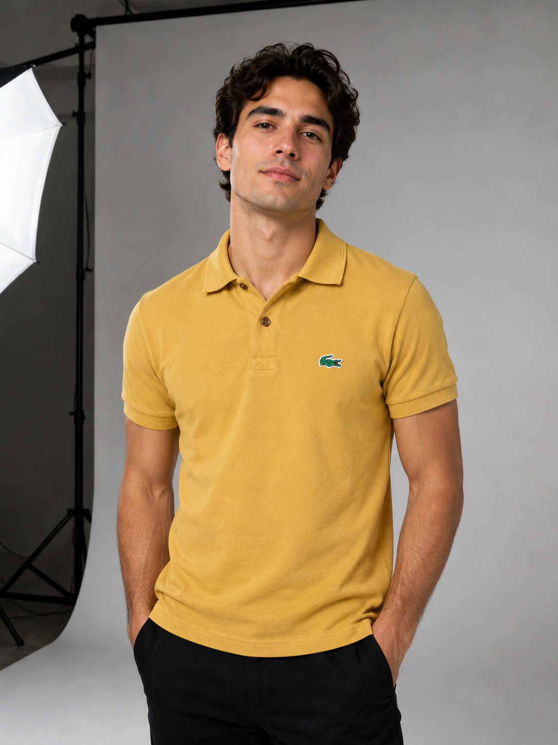 Playera Caballero chica polo L@COSTE mostaza