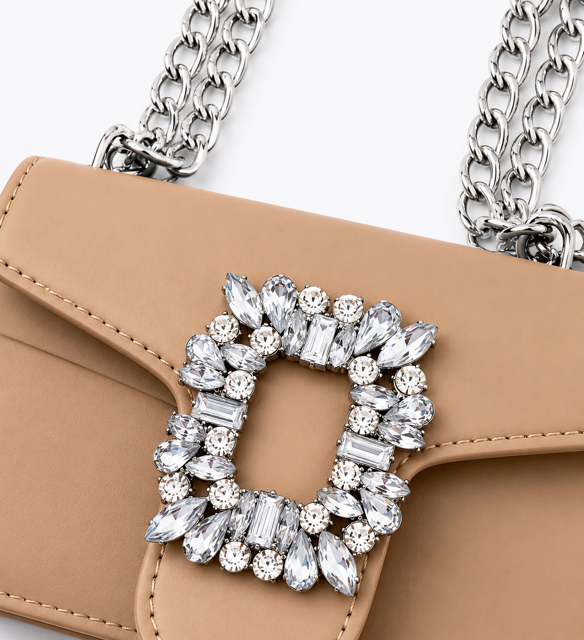 Bolsa dama color beige con cadena metálica y broche de pedrería ✨