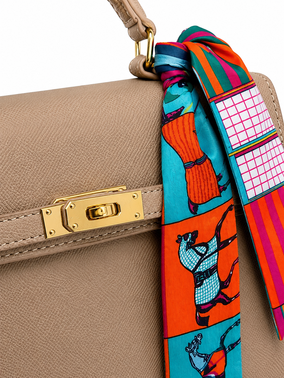 Bolsa dama beige con pañuelo decorativo