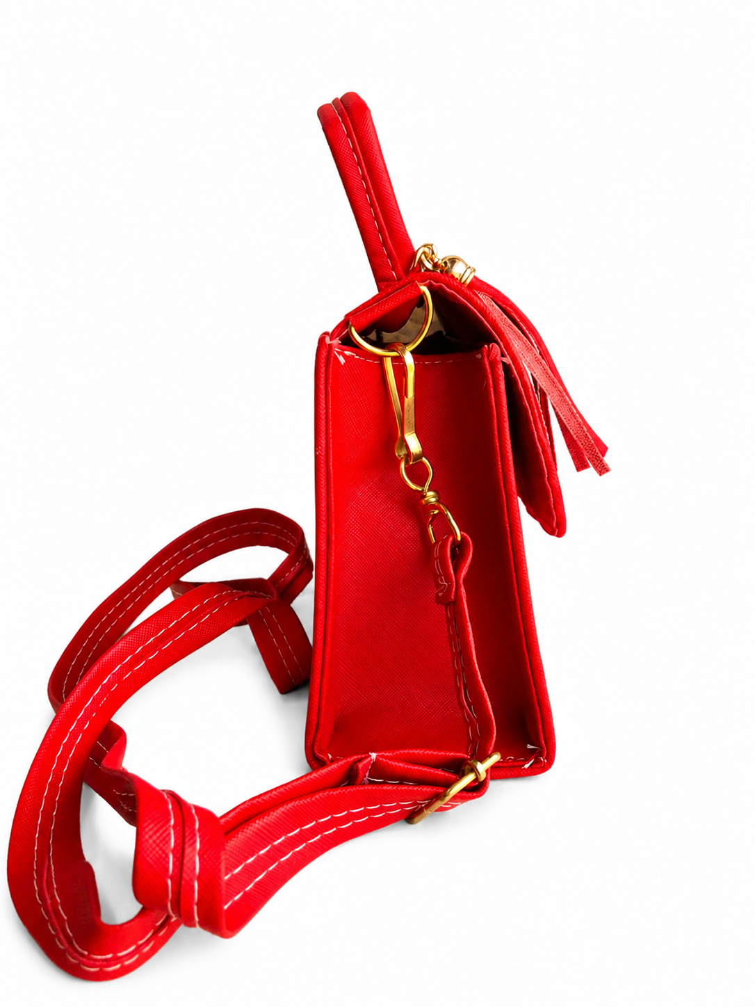 Bolsa dama roja elegante con detalle de corazones y borla