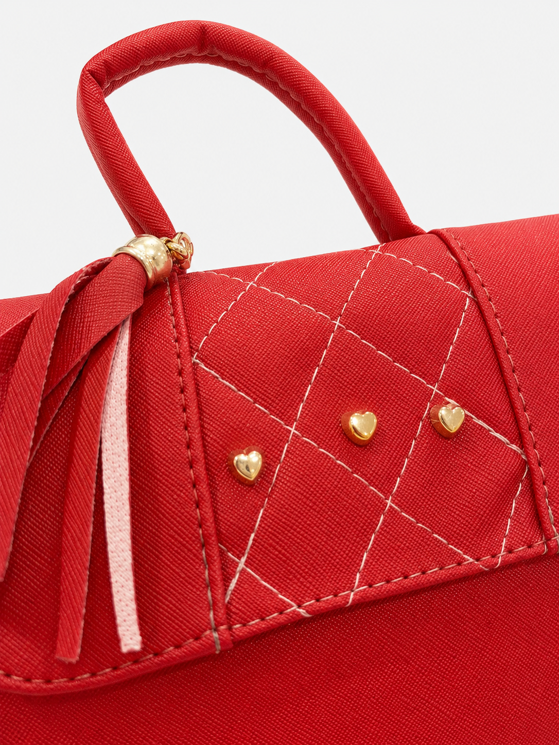 Bolsa dama roja elegante con detalle de corazones y borla